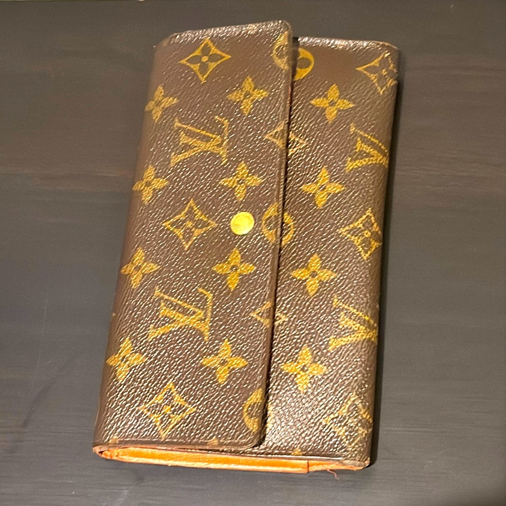 LV vintage wallet repainted looks great, snap needs to be fixed. Offers possible